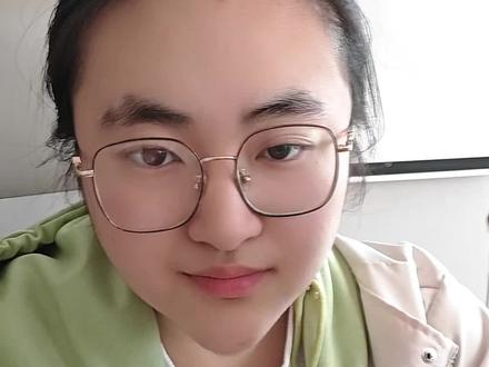 研究生毕业论文答辩通过率高吗?导师不敢说的3个真相!
第一步:大部分人其实都能过,但有一个前提!
很多学校的论文答辩通过率,
其实非常高。
因为导师不会轻易让学生“裸答辩”。
什么意思?
如果你的论文问题特别大,
导师一般会提前卡你、
让你修改,
甚至不会同意你参加正式答辩。
所以真正能走到答辩现场的人,
大多数已经“基本合格”了。
但注意:
“能答辩”
不等于“能随便答”。
第二步:真正淘汰人的,不是论文,而是“答辩状态”!
很多研究生论文其实写得还行,
但一到答辩现场,
直接慌了。
老师一提问:
不会答、
逻辑乱、
PPT照着念、
核心内容讲不清。
最后导师对你的印象分瞬间下降。
记住一句话:
论文决定你能不能上场,
答辩表现决定你能不能顺利通过!
尤其这3点最容易扣分:
👉研究内容讲不清
👉创新点回答模糊
👉老师追问时直接沉默
第三步:真正聪明的人,答辩前都会做这件事!
很多人以为:
论文写完就结束了。
错了。
高手答辩前,
一定会提前模拟!
把老师最可能问的问题,
提前准备答案。
比如:
“你的创新点是什么?”
“为什么用这个研究方法?”
“数据来源可靠吗?”
“论文还有哪些不足?”
你提前准备过,
现场根本不会慌。
很多导师真正看的,
不是你完不完美。
而是:
你对自己的研究,
到底熟不熟!
最后告诉你一句大实话:
研究生论文答辩,
通过率其实不低。
但每年真正危险的人,
往往不是论文最差的,
而是——
准备最不充分的!
#论文答辩#研究生论文#研究生论文答辩#论文#论文怎么写
