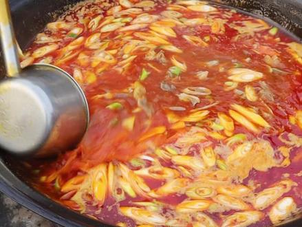 单县羊肉汤红汤做法,冬天来一碗暖暖身子,要过年的节奏来了 #羊肉汤#单县羊肉汤#民间传统美食 #地方特色美食#抖音美食创作人