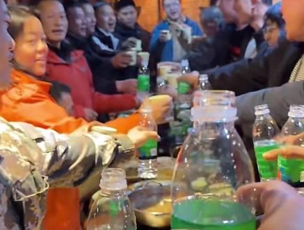 南斗通道杯结束了,选手们下山吃肉了,意难平#荒野求生 #南斗荒野 #上热搜 #助手抖音 #聚会