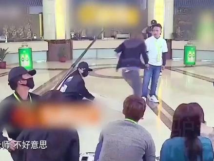 宋小宝因迟到被整蛊,怒摔话筒直接发飙,但结局却是超级大反转 #综艺#小品#真人秀#灵魂拷问#高情商
