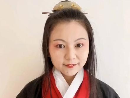 #汉服礼仪 #汉服 其实不光吃东西,餐后剔牙漱口都要遮住点的。这时候大袖子就很好用了~
