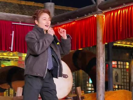 周周和万宁来找老嫂子斗舞啦,持续更新中…#来万岁山武侠城看斗舞了 #万岁山武侠城 #万岁山老嫂子 #老嫂子斗舞精彩片段#周周