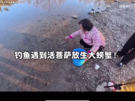 互联网人物志—粉衣放生大妈,老一辈戏骨的自信,演的比真的还像,吃的比真的还香#人物故事