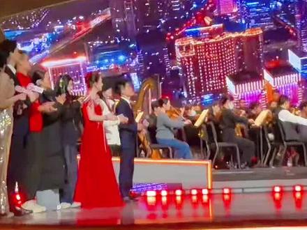 后劲太大了!董宇辉西安举办的2025与辉同行跨年乐享会收视率创新高#音乐现场 #与辉同行跨年乐享会 #董宇辉 #西安 #情感