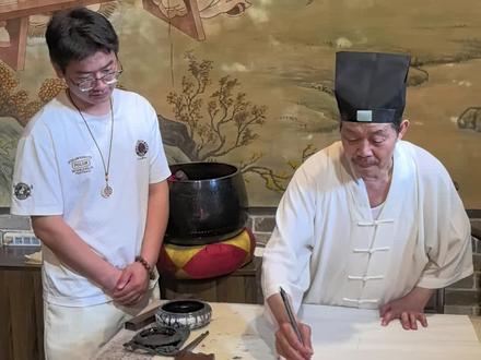 城隍庙老道士写书法修身养性
#城隍庙#书法#道士#西安