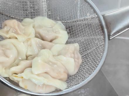 皮皮虾锅贴! 一个锅贴,三个皮皮虾!这谁忍得住啊!#皮皮虾 #好好吃饭 #好吃不过饺子 #十万个吃什么 @DOU+小助手 @抖音作者助手