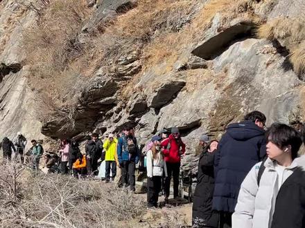 2.20虎跳峡现状,近期要去的注意❗❗❗
姐妹们!!虎跳峡真的没有想象中那么贵而且真的很美,但攻略真的要做好!不然分分钟踩雷刚从虎跳峡回来 含泪总结这些干货,希望能帮助到2月份来虎跳峡的姐妹们。
⛳上虎跳景区,有标志性的老虎石像,不推荐,适合老人,小孩,从售票处下去到观景台需要徒步20-30分钟左右,可以乘坐电梯。
⛳中虎跳峡 是以徒步为主的,一路的风景都很美,但是有点费腿🦵(一定要区分清楚不要🙅🏻♀️跑错)
📍路线推荐:
✅一天行程:
1.轻松路线
halfway-龙洞瀑布-天梯客栈(3小时左右)
2.经典线路
茶马客栈-halfway-龙洞瀑布-天梯客栈(5-6小时左右)
✅徒步路线
大佬两天:
Day1:纳西雅阁→28拐-茶马客栈-halfway(住halfay附近)
Day2:halfway-龙洞瀑布-天梯客栈(返程)
🏠关于住宿:
👉提前定好halfway附近客栈,需要提前预定,旺季房间紧张,除halfway外,halfway附近还有很多新建,都有落地窗享受同样的景观
💡徒步小tips:
1. 一定要穿舒适的徒步鞋,后半段路有些崎岖,好的鞋子能让你的脚少受点罪。
2. 带上足够的水和小零食,及时补充体力。山上的风景虽美,但也要照顾好自己哦~
3. 防晒措施不能少,阳光还是挺晒的,灰尘很大一定要带口罩。
🚗交通建议
1⃣️拼🚗直达徒步点(纳西雅阁,茶马客栈,halfway,张老师客栈)根据体力来选择徒步点,都可以直接送
2️⃣接送地点:大理、丽江、香格里拉
每天早上,7.30左右出发,也可以10点出发,不管丽江还是香格里拉、大理都可以,下午返回时间有14点和17点可选!一天行程,两天行程都🉑以。价格都不变。
3️⃣行李免米寄存在我们的补给点
4️⃣提供登山杖
#虎跳峡#虎跳峡高路徒步 #虎跳峡交通#户外旅行