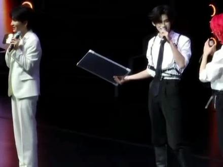 全程咧嘴笑,来看看现场有多少出走人群#神级现场 #人生第一场演唱会 #云旗郝熠然演唱会