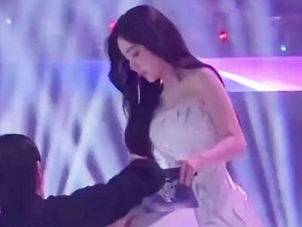 路人抓拍镜头看明星真摔假摔?娜扎哧溜跌坐在台阶上,汪苏泷被麦总大马趴吓一跳,张靓颖竟自己跳下台#古力娜扎 #关晓彤 #孟子义 #影娱热点团 #内容启发搜索