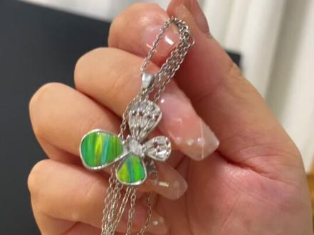 养鸟人一步步变成手艺人😥 #点翠 #养鹦鹉 #养鸟 #创意diy
制作工具:
* 小鸟羽毛(自然脱落,不可强行取毛)
* 胶水(点翠专用胶水用于浆羽毛,B7000普通胶水用于粘贴)
* 硫酸纸(用于描摹底胚轮廓)
* 底胚(可选胸针、项链、簪子、手链、耳环等)
* 剪刀(修剪羽毛形状)
* 镊子(夹羽毛)
* 小刷子(浆羽毛时刷胶使用)
心得分享:
* 浆羽毛过程耗时,可能出现失败情况,建议刷胶不超过五次,避免羽毛重叠或面积过小。
* 描轮廓时需确保反面可见痕迹,便于在正面贴羽毛、反面修剪。
* 贴羽毛要完全覆盖轮廓线,沿外边缘修剪,预留修改空间。
* 羽毛点翠工序较为复杂,需要耐心,享受手工制作的乐趣。