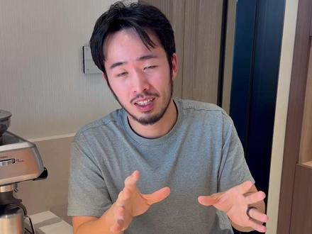 【纯干货】怎样用claude在本地跑通387B模型 分享一个最近看到的很疯狂的成果 — 喂给claude code,一篇论文,让他按照autoresearch的框架,根据论文里的tricks魔改千问397B,结果真的成了,在m3 pro的macbook上每秒钟能吐5.5个token,大家可以去github围观flash-moe这个项目。我们离ai递归造ai还有多远 #ai #人工智能 #千问 #kimi #大模型