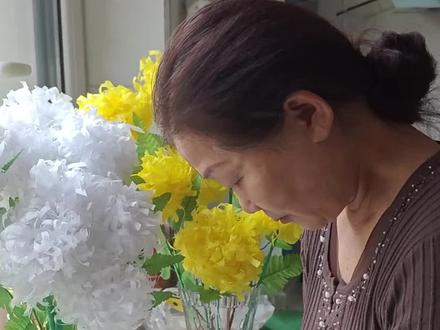 奶奶的三周年快要到了,妈妈亲自为奶奶制作黄、白菊花。巧手妈妈👩🏻@金牡丹