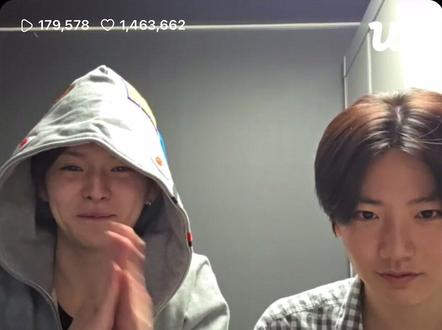 呀!金芳典!
魔丸被大哥训中….#treasure #yoshi #爱豆超绝表情管理 #金俊奎 #崔铉硕