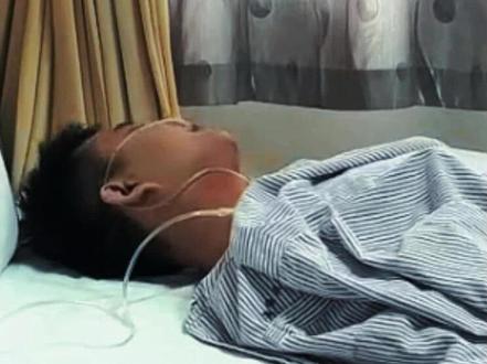 大哥一次性给自己安排了五台手术,在长痛与短痛之间,他选择了剧痛#万万想不到 #狠人 #离谱操作 #搞笑