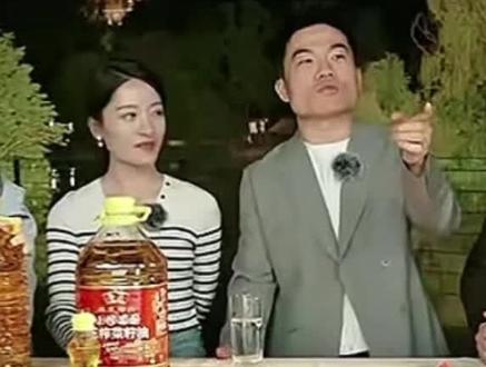 安安接梗抛梗总能与宇辉同频,感觉彪哥打这个堵,不管安安愿不愿意,就想和你堵~😄😄😄安安无奈的小表情太可爱了!@安安偶尔也闹闹😉 @与辉同行 @董宇辉
#与辉同行安安
#安安偶尔也闹闹
#董宇辉