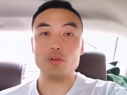 篮球比赛中球员扣碎篮板该怎么判?#dou是球评人 #你好篮球少年 #篮球实战