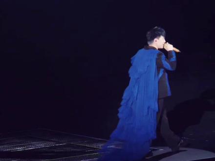 《你要的全拿走》南昌大合唱版+胡彦斌高能版。第一次参与大合唱,有点跟不上,忙着看台上,忙着看大屏歌词,忙着摇荧光棒,回看视频又虚焦又找不到人,谁懂胡彦斌开口跪,在现场惊到一下,以为他还要talk,没想到直接开唱了。#胡彦斌 #胡彦斌是一场烟火刹那 #胡彦斌南昌演唱会