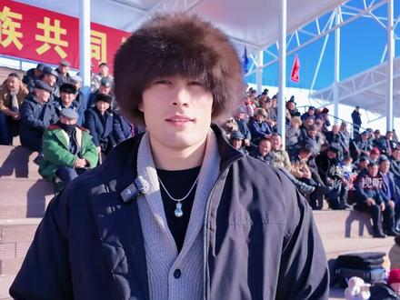 综合格斗运动员伊力扎提回家乡特克斯,来刁羊赛场喊大家冬天来家乡游玩,并为家乡刁羊选手和好兄弟加油助威。#特克斯八卦城 #铸牢中华民族共同体意识 #奔赴怦然心动的八卦城 #刁羊比赛 (背景音乐如有侵权 请联系删除)