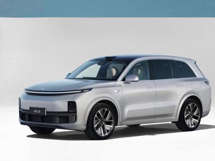 理想L8辅助驾驶左转撞护栏 主持人:真是以不变应万变 #理想 #理想L8 #汽车投诉