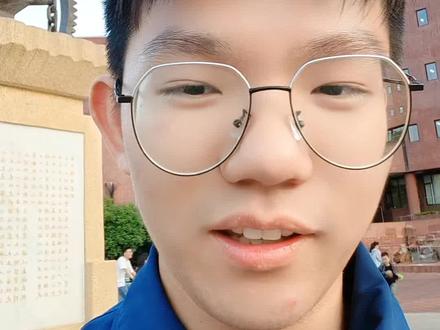 #学霸是怎样练成的 竞赛和高考,哪个更难学到极致?来自九章 #南师附中“非竞赛生”巩潇翼(高考682,数学139)上海交大计算机学院的 #学霸经验
所谓学霸,就是把一件事做到极致 。这有很重要的两点,一是高水平,二是大量。
大多数孩子做事情是在低水平上的重复,结果为日复一日的重复简单劳动,而高水平的重复是指在总结自己和老师的经验上,每一次都有所收获。这就是复盘和践行的意义所在。
大量则是指长时间的投入时间,考验的是你的专注和坚持。许多人在这个过程中都慢慢放弃了,达到学霸终点的寥寥无几。
要成为学霸,即使天资聪颖,也需要长时间大量的刻意练习才能达到顶尖水平。普通人更是一样,要把你最愿意做的那件事,做到极致,因为那件事才是你真正的天赋所在,也可能是你的天命所归!愿所有孩子都能成功上岸 #家长收藏孩子受益 #王九章