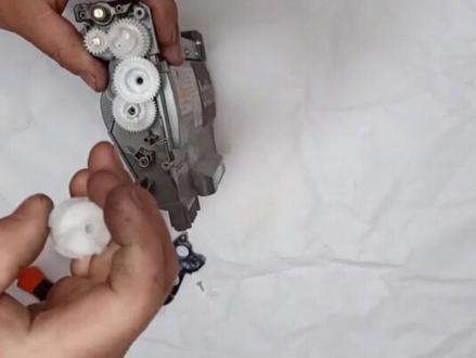 兄弟7360粉盒齿轮复位方法,这个方法比按键清零还管用,不接受任何反驳。#粉盒清零 #兄弟硒鼓加墨粉视频