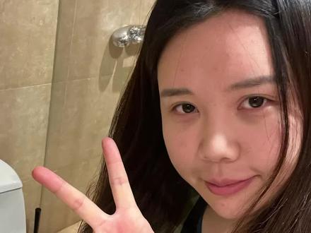 就这个是个维修视频,我觉得大家早晚都能用上!
马桶盖松了拧紧就好!!!!
要是马桶盖小换尺寸买一个盖十几块自己就能装上特别简单!!
怕脏戴手套就可以的!
真的去叫个上门维修这太不值了!!!!