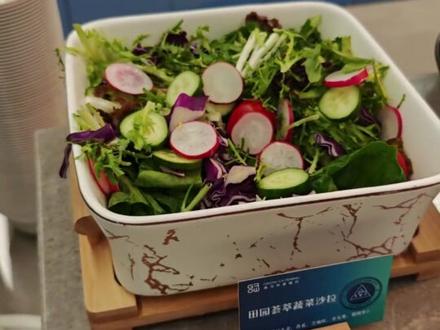 好了,其实这个视频已经拍完很久了,但是在剪完这个视频之后啊,又是新人加盟,又是换教练的,所以很难有个时间点可以发出来,这次趁着开票的时间,也趁着我们这场海牛之战前,主教练的首秀以及韦斯利的首次登场来告诉大家,到底商务票半程以后还值不值得?
其实整体的餐食水平大概过了这么半程以后,餐食水平没有降低,确实也倾听了很多球迷的反馈,其次,一点就是俱乐部现在也推出了一个包厢票,这个票不仅仅包含了商务票的权益,也有额外的一些惊喜权益给到大家。所以大家如果想要更好的观赛体验的话,不妨考虑一下这个商务票。
#深圳新鹏城 #深圳新鹏城vs青岛海牛 #深圳新鹏城商务票 #深圳看球 #深圳球迷