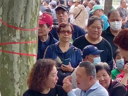 虹口舟舟情商太高了,走之前还帮着师傅敲了个背,舒舒服服,只是虹口最美指挥姐姐韩老师不吃这一套,呵呵…#网红 #高手在民间 #虹口美女指挥 #虹口公园 #虹口舟舟