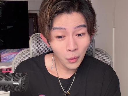 你能Get到这些魔力歌吗?|Reaction 本周音综《魔力歌先生》开播,有不少选手都给我留下了很深的印象,尤其是王谦的 《那么爱你为什么》,让我梦回10年代的音乐竞技综艺。还有几位技术大魔王比如金润吉、张玮、张磊等也都精彩表现。节目不是严肃的声乐实力比拼,而是在唱“魔力歌”的基础上强调老少皆宜的娱乐性。它打破了传统音综的固化规则,打破了唯唱功、唯技巧、唯曲风的评判标准,更多在于回归到更加大众普适性的情绪共鸣。而如何表现出个人特色,在如今缺乏集体情绪的互联网环境里,是每一个想要被大众记住、想要破圈的音乐人面临的课题。那么这些歌是否有娱乐到你呢?一起和我看看吧!#抖音乐评新势力 #reaction #魔力歌先生 #乐评 #视频播客扶持计划