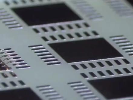 芯片引脚键合,是将芯片与外部框架通过微小引线连接的关键工序。该工艺利用热、压力或超声波,将比头发丝还细的金、铜线精准焊接在芯片的电极和引脚的支架上,实现芯片与外部电路的电信号连通,相当于为芯片搭建与外界沟通的“桥梁”。
#芯片键合 #引线键合 #芯片制造
#天天看科普 #知识百科普