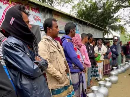 #拍摄现场直击 #海外生活 #干净又卫生 #人山人海太热闹了 #上热搜
孟加拉的牛奶交易市场,质检靠双指价钱随心给,干净又卫生