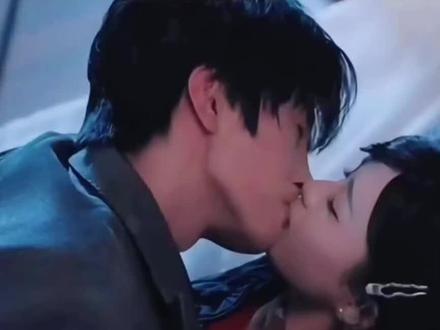 家徒四壁,只剩吻技的大翅翅!#超甜超甜 #吻戏 #张翅 @张翅 @大-山 @鹅娘