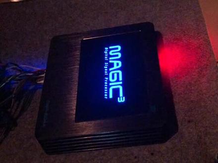 主动两分频系统,魔立方dsp、思普两分频喇叭、丰田原车主机做音源。入门最好的做法,关键是主动和调音!