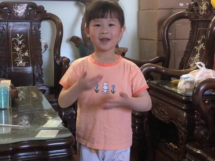 #潮汕童谣《拥呀拥》
拥呀拥,拥金公。
金公做老爹,阿七阿八来担靴。
担靴担浮浮,饲猪大过牛。
大牛生马仔,马仔生珍珠,珍珠辇辇圆。
一家大小来团圆,来团圆!
