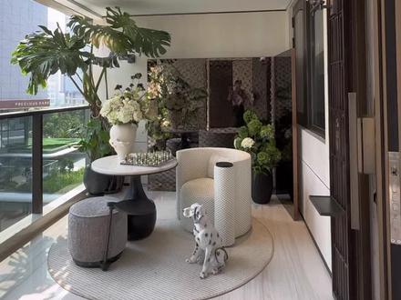 万象城沙河畔墅级大平层,华润置地壹号作品,一街双公园,与公园零距离。
首创新加坡垂直森林立体景观,园区打造多个悬浮空中花园,空中垂直瀑布,悬挑网红泳池,
主城罕有的室内四花园的新规产品,4层挑高台地,主城罕有四维公园式立体景观,一楼架空层,十余个主题空间,新增艺术花厅。车行采光公园入库,楼栋侧立布局 规避视野阻挡。0漆幕墙外立面(玻璃幕墙+铝板+陶板)。黑金服务体系多元化享受
东2-2.5环,距万象城1.5公里,攀成钢,杉板桥,东郊记忆2公里。紧临二环路,中环路,成洛大道通达全城,2/4/7/8号线4大地铁线路交织;近临槐树店站、迎晖路站、万年场站等3地铁站,万象通达。
199平是4房2厅3卫,3卫全明,可改5房,套内得房率达100.4%,加光厅得房率为110.87%。199有方厅和全景舱两种户型,视频中为方厅199平。客厅开间7米与空中花园无缝衔接,达9.9米开间,连通后整个空间有79平,非常奢阔。两套房+客厅+空中花园均朝南,整体面宽达到21.9米。
在功能性和空间感上,199户型非常优秀。
另183平,253平样板间和园林会所,本人均单独有拍视频,感兴趣的可进主页看下。#一镜到底 #豪宅大平层 #高端小区 #新房推荐