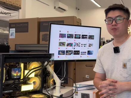 桌面动画怎么换?水冷屏幕动画怎么改?我常用的资源网站分享 最近很多人买了电脑之后都会问我一件事——
“灯会亮,但动画不会换。”
尤其是有水冷屏、小副屏、RGB灯条的主机,
其实很多人硬件是有了,但根本不知道去哪里找动画资源。
刚好我自己平时也很爱玩桌面动态壁纸、
水冷屏幕动画、主机小屏GIF那些,
所以这次就顺便把我常用的软件 + 网站资源整理出来分享给你们。
不管是不是跟我买电脑的,
只要你电脑有屏、有灯、有RGB,基本都能用到。
有些人以为这些动画很难找,
其实只是没人带你入门而已。
视频后面那台主机就是顾客下单的配置,
我也顺便用它示范一下
水冷屏是怎样换动画、灯效怎样配合整体风格。
电脑不只是用来打游戏,
有时候桌面看得顺眼一点,
心情真的会差很多。
快过年了,
如果你也想让自己的桌面有点“过节感”,
这些资源够你玩一阵子了。
#电脑桌面美化
#RGB主机
#马来西亚
#桌面动态壁纸
#主机改造分享