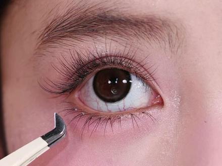 怎么才能贴出自然毛绒绒的睫毛? #化妆 #化妆师 #化妆师的日常分享 #睫毛