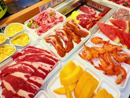 中原万达50多实现烤肉自由了。 各种各样的烤肉还有水果甜品。#郑州美食 #中原万达 #郑州烤肉 #炸裂性价比 #自助烤肉探店