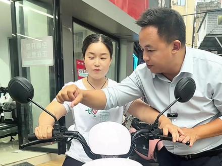 美女学车很认真,毅哥教车有耐心 #毅哥与车 #学骑电动车 #毅哥教学电动车 #铜仁台铃电动车 #铜仁金彭三轮车