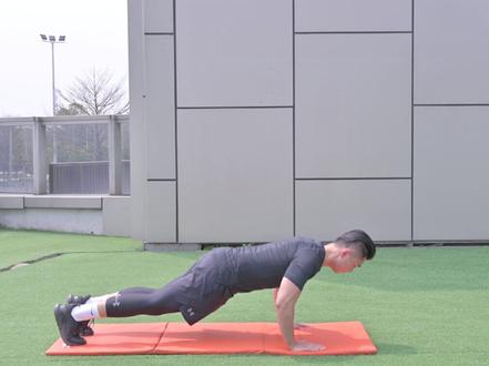 来挑战下“立式俯卧撑”,看看你能坚持几组#核心力量 #家庭健身 #少儿体能