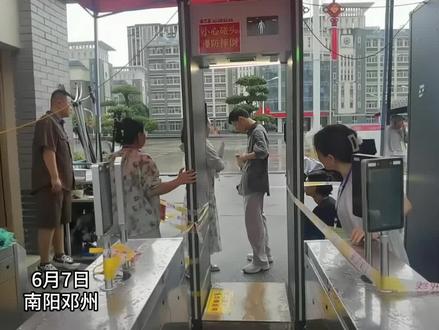 考生因衣服上金属纽扣未能通过安检,无法进入考场,热心市民毫不犹豫脱衣助考