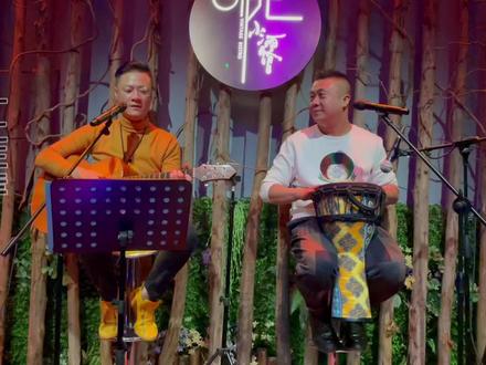 《痛风歌》来个弹唱版🤣🤣#民谣弹唱 #乐队现场 #乐器演奏