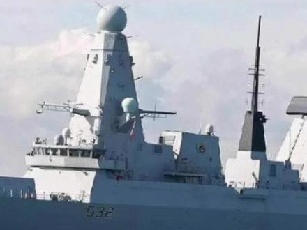 #英国 #45型驱逐舰 45型驱逐舰是英国皇家海军拥有的新型导弹驱逐舰。首舰“勇敢“号2003年开工,在2006年2月1日下水,2009年7月23日服役。原计划建造12艘,但因资金问题只建造了6艘,用来替换老旧的42型驱逐舰。该级舰长152.4米,舷宽21.2米,吃水5.7米,动力装置为2台燃气轮机和2台柴油机、2台推进电机,综合电力推进,最高航速30节,续航力7000海里/18节,标准排水量5800吨,满载排水量7350吨。装备一门Mk-8 Mod1型114毫米舰炮,2座4联装“鱼叉”反舰导弹发射装置,2座“密集阵”近防炮,前桅顶部安装一部“桑普森”有源相控阵雷达,最大对空探测距离400公里,能够同时探测500~1000个目标,同时跟踪168个目标,并可控制32枚舰空导弹同时拦截16个目标 ,抗饱和攻击能力非常强大。舰桥前部安装有一部48单元“席尔瓦”A50垂直发射装置,同时混装紫苑15近程防空导弹与紫苑30中远程防空导弹。舰首声呐、舰尾主被动复合拖曳线列阵声呐、2架反潜直升机及反潜鱼雷均达到了世界顶尖水平。#驱逐舰 #45型#军事科技