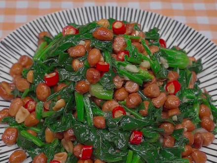 过年的餐桌上少不了这道菠菜拌花生米,酥脆爽口颜色也好看,学会了全家都夸你是大厨#美食教程 #花生米