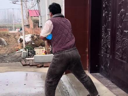 河南硬汉到哪必须都有排面#看一次笑一次 #不按套路出牌 #万万想不到 #农村搞笑段子 #夫妻日常搞笑