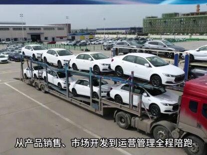 #青岛高架桥出租车追尾电车后起火,现场火光冲天
12月24日,山东青岛一高架桥路段发生惊险事故!一辆出租车行驶中未保持安全车距,追尾前方正常行驶的新能源电车,碰撞瞬间出租车车头冒出明火,火势迅速蔓延,短短几分钟便吞没整车,现场黑烟滚滚,过往车辆纷纷紧急避让。#青岛交通 #青岛一高架桥突发追尾起火事故 #车损换新 #青岛高架汽车起火