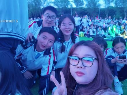 粉色黄昏下的青春音乐会 #昌吉州二中音乐节
人永远无法同时拥有青春和对青春的感悟,除非是在州二中
#校园音乐节