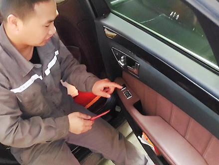 奔驰玻璃升降开关怎么拆装?不拆门饰板也能拆掉#奔驰 #玻璃升降开关 #汽车维修 @抖音热点