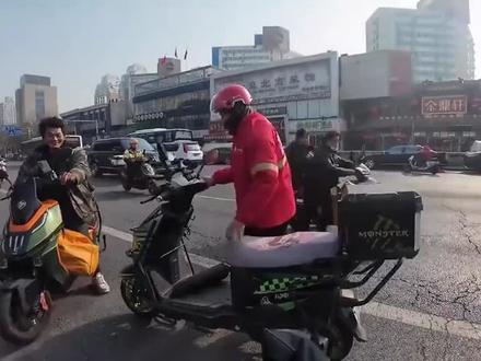 #平凡哥 与#京东外卖小哥 爱凑热闹的平凡哥哈哈哈