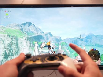 🎮switch电视模式高清画质120FPS输入延迟实机演示-塞尔达传说旷野之息
上一期视频和大家分享了游戏电视的画质参数设置技巧,借助电视自身的显示技术,可以让任天堂switch游戏画面获得巨大提升。但收到了很多质疑,所以本期视频做一个回应,我在玩在玩120帧的switch游戏时延迟是怎样的程度。
我们设置图像参数时不能无脑拉高对比度,会使画面过曝+过暗,导致丢失很多细节,颜色上也不能加太多饱和度,颜色溢出的游戏画面看着也不舒服。
正确的设置思路是:
1、我们应当突出switch游戏画面阴影和暗部显示,比如通过加强黑白平、伽马调节、黑色矫正等选项,可以使原本雾蒙蒙的switch游戏画面变得通透;
2、还要拉高电视分区控光功能,加强明暗对比,使游戏画面获得更好的光影表现效果,尤其玩塞尔达传说时,画面提升非常明显;
3、搭载独立画质芯片的电视,我们可以提高锐度选项来增强物体边缘细节,提高精密显示或超分辨率显示选项来加强贴图纹理细节,这样能使switch1080P的画面看起来更清晰。
4、MEMC运动补偿技术可以使30帧的游戏画面提高到60帧、90帧甚至120帧,让游戏画面流畅丝滑。
我在视频中使用的是85寸的索尼X9000H游戏电视,经过合理的画质设置后,得到加强的游戏画面不仅色彩亮丽,观感清晰,更是有着120帧的超高流畅度,凭借游戏电视的低延迟特性,游戏操作几乎没有拖影和延迟感。
具体设置内容大家请观看上一个视频教程,家里是其他品牌型号电视的小伙伴也可以参考我的画质设置思路,自己尝试把画质参数设置一下。
#switch #索尼电视 #塞尔达传说旷野之息 #switch游戏 #任天堂switch